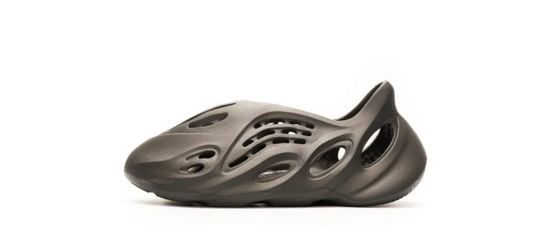 Adidas Yeezy Foam RNR “Carbon” – Futuristic Comfort, Bold Design