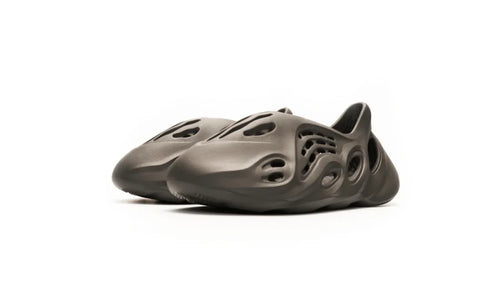 Adidas Yeezy Foam RNR “Carbon” – Futuristic Comfort, Bold Design